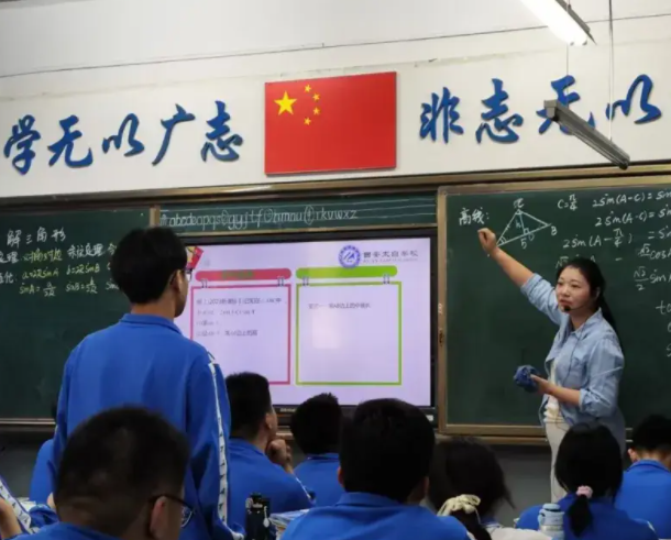 新教材新课程目标的讲堂施行才能推动高中双新常态化进讲堂 新教材新课程目标的讲堂施行才能推动高中双新常态化进讲堂