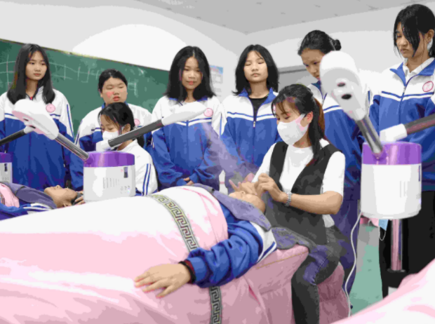 为学生提供探索与调整的缓冲带既回应了家长对学生升学的期待 为学生提供探索与调整的缓冲带既回应了家长对学生升学的期待