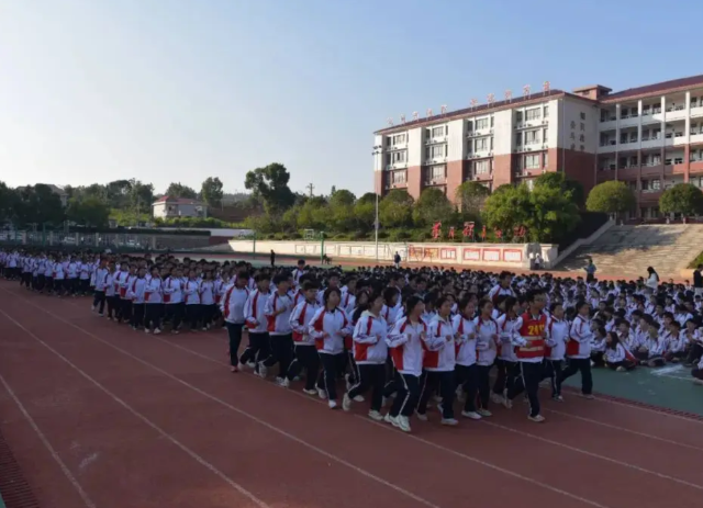 孩子们也从被动听讲转向自动探求成果但更重要的是学习状况的变化