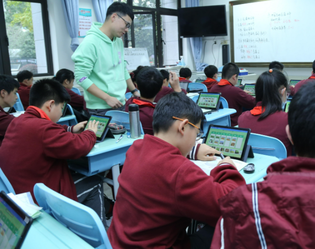 构建城乡联动的数字教育共同体整合资源建立统一的城乡数字教